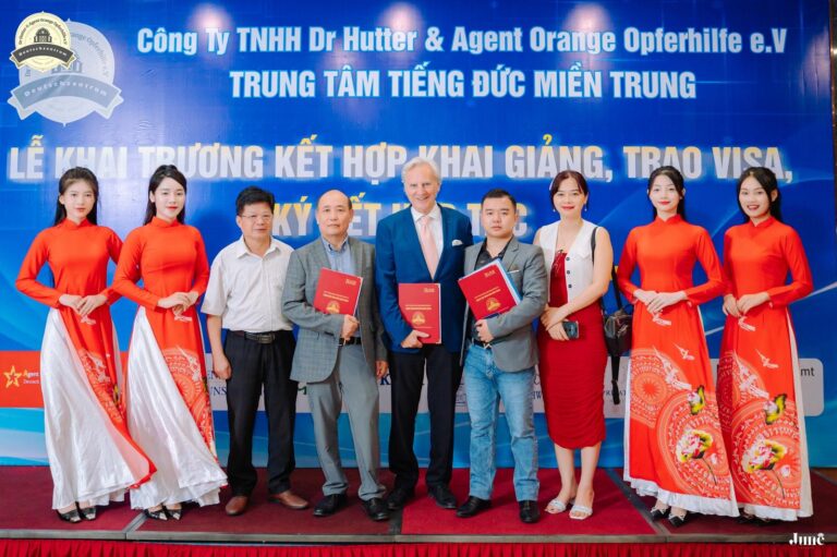Dr. Hutter eröffnet Sprachschule in Vietnam